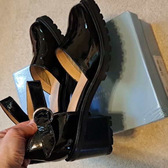 Seychelles Lock and Key Patent Leather 8 wide - Picture 5 of 8